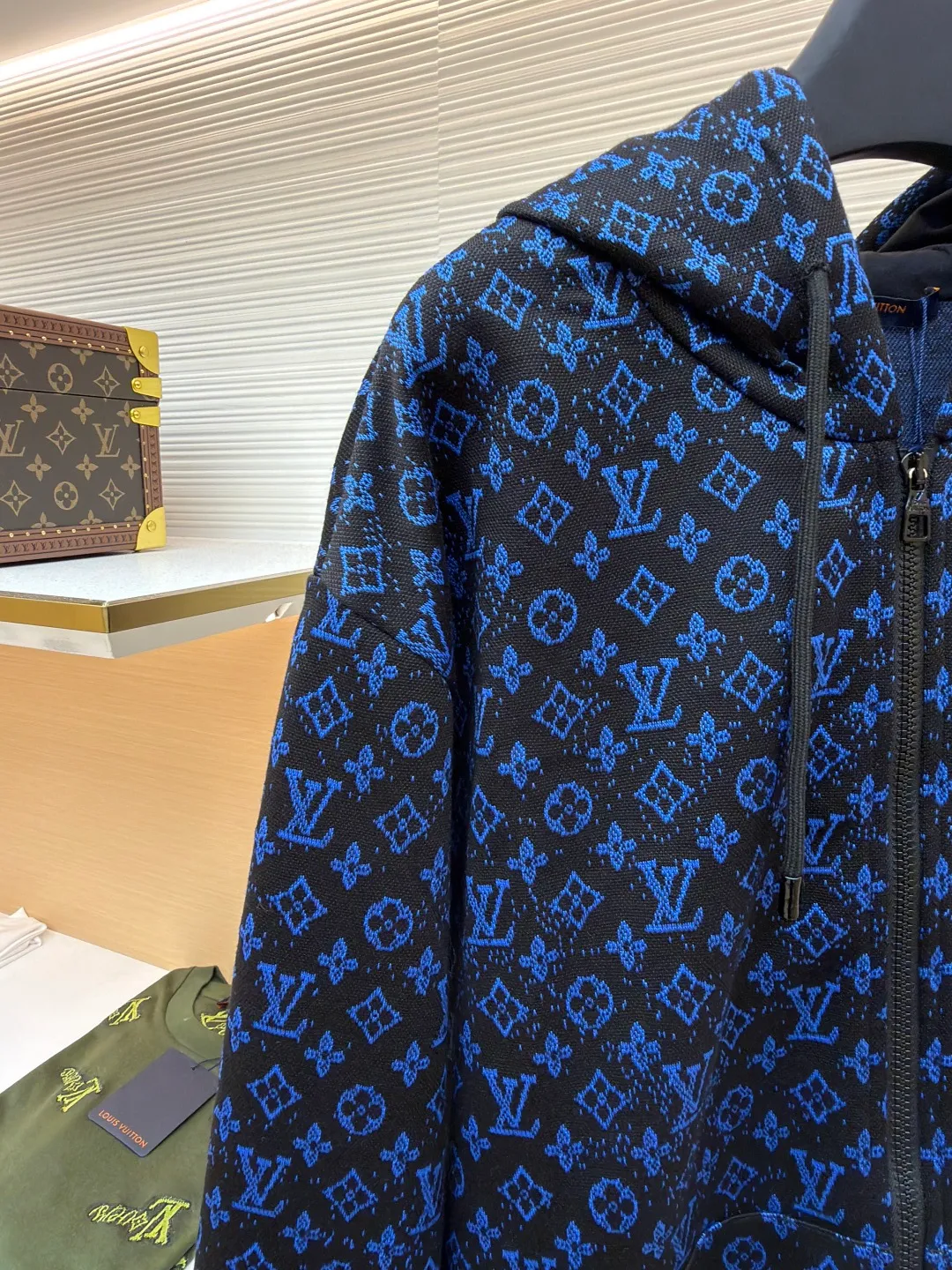 LOUIS VUITTON presbyopia jacquard hoodie ●Original version: purchased and developed for 13400 ●Item number: 1680951-B60 ●Fabric: spun fabric ●Technology: jacquard production ●Version: fitted version ●Weight: about 725 grams ●Size: XS-S-M-L ●Description: The fabric is woven using [18-needle double-sided jacquard machine imported from Italy], weight [280g], disassembled Y version [Chemical T test yarn count parameters], completely [1:1 reduced material process], using [4 groups of yarns with different composition specifications], presbyopic letter blue yarn is used [150D/144 F] Polyester material semi-matt low elastic yarn, later stage [4 strands of yarn twisted], the black yarn is [pure cotton ring-spun 32s double-ply cotton yarn], the bottom yarn is made of [150D/36F] polyester material semi-matt low elastic yarn, interlayer black yarn [140D/36F] nylon material semi-matt high elastic yarn, later stage Single strands of yarn are woven into two strands, and the jacquard weave is made by [purely hand-drawn stitches]. All spots on the fabric are marked out one stroke at a time. If the full-width jacquard loom is turned on too fast, the gray fabric will easily produce holes and threads. One loom can weave less than 30 kilograms of gray fabric in a day, and the weaving cost is extremely high. Clothing It adopts [hand-cut front center positioning flower], [restored flower cutting] for pockets, [positioning flower starting position] on both the front and back sleeves, the placket zipper uses [semi-painted puller], matching [nylon material high elastic yarn flat machine] woven rib, [cotton material 0.6cm wide core-covered hat rope + spray-painted medium hanging clock]. The overall wiring is straight and delicate, the fabric is comfortable and soft, and the color is consistent without color difference. It can be matched with the same style to create a fashionable look and control various occasions. Customized accessories, complete with three standards, same style for men and women!